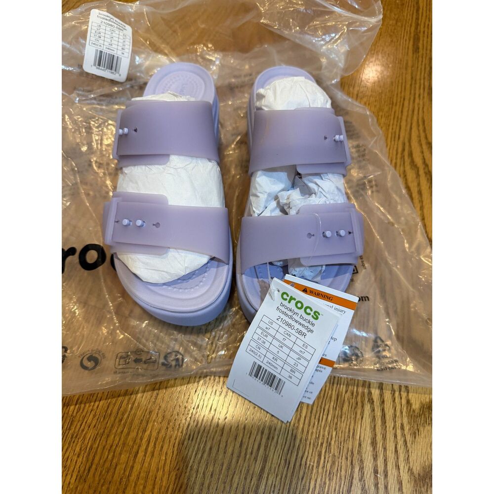 Crocs Brooklyn Buckle Frosted Low wedge